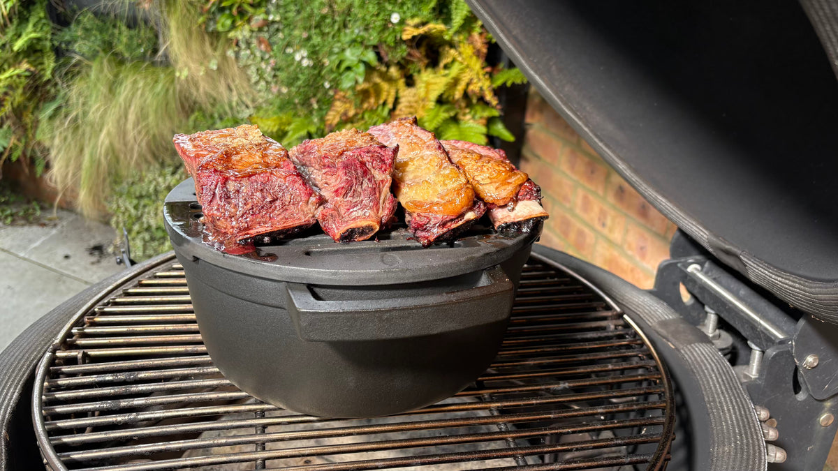 Beef short ribs on the grate above a SmokePot inside an open kamado.