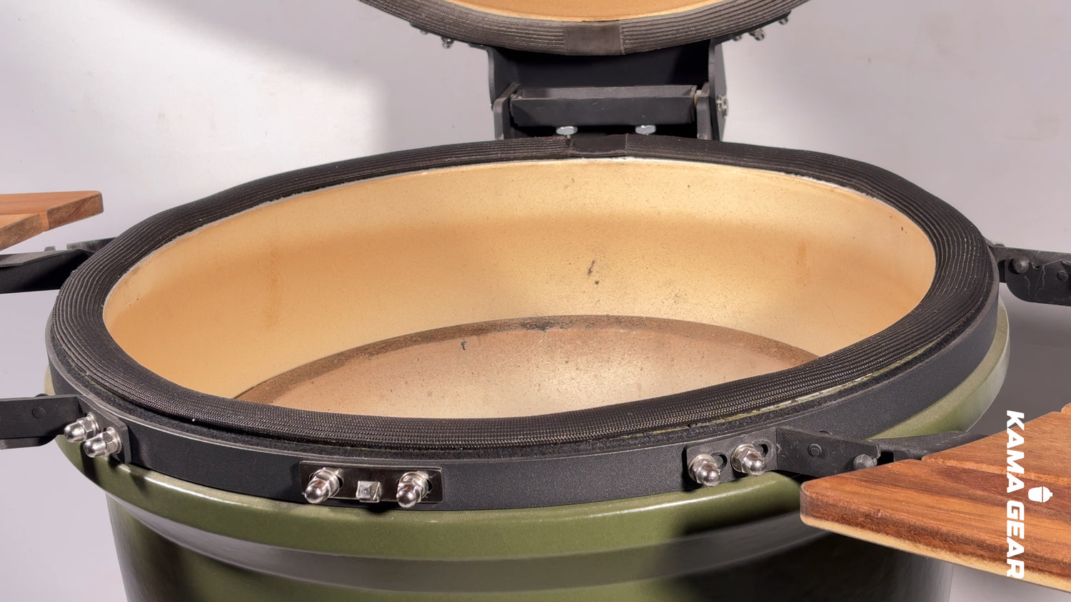 Close-up of the black gasket fitted around the rim of an open kamado.
