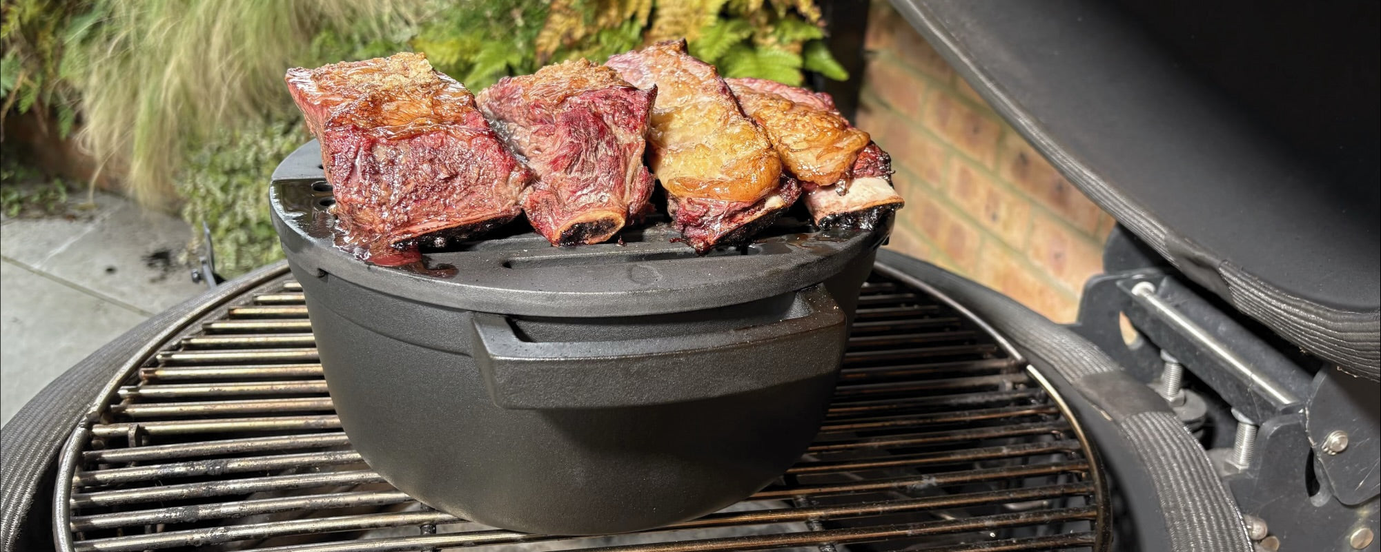 5.7L cast iron Dutch oven with dual grates for over-the-top cooking